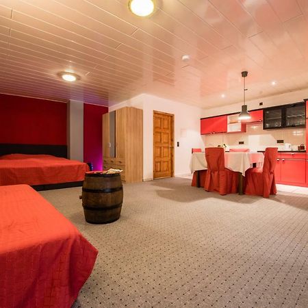 Hotel Weinschlößchen im Weingut Roos Ilbesheim Exterior foto