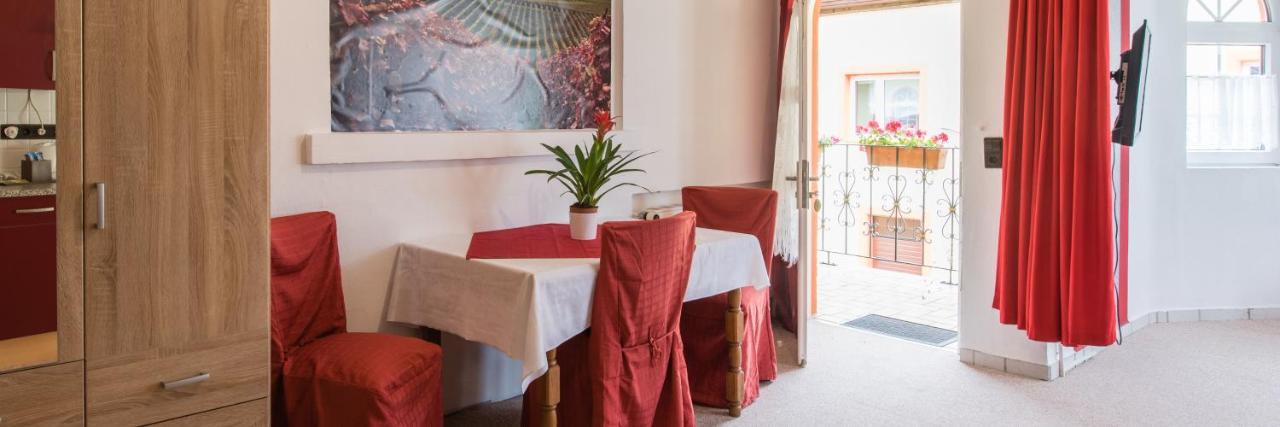Hotel Weinschlößchen im Weingut Roos Ilbesheim Exterior foto