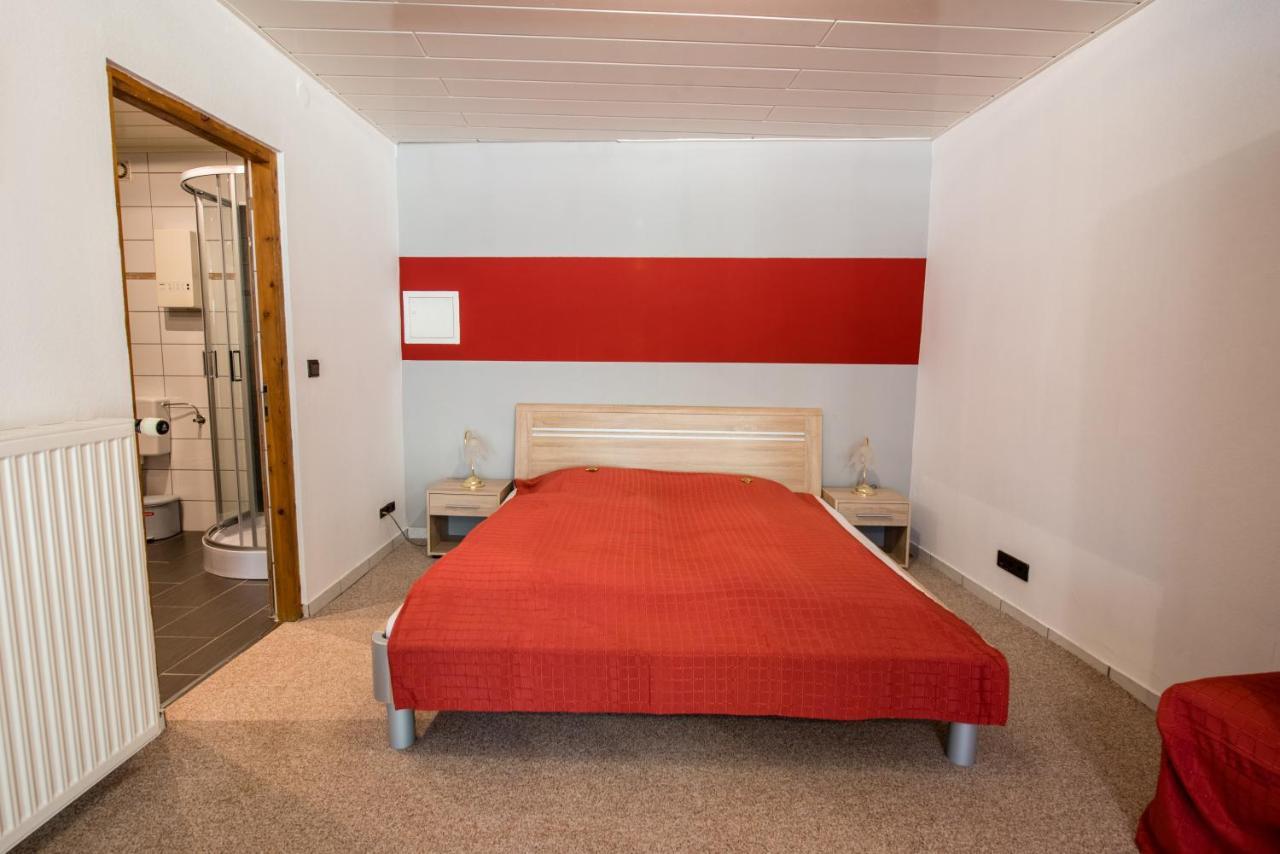Hotel Weinschlößchen im Weingut Roos Ilbesheim Exterior foto