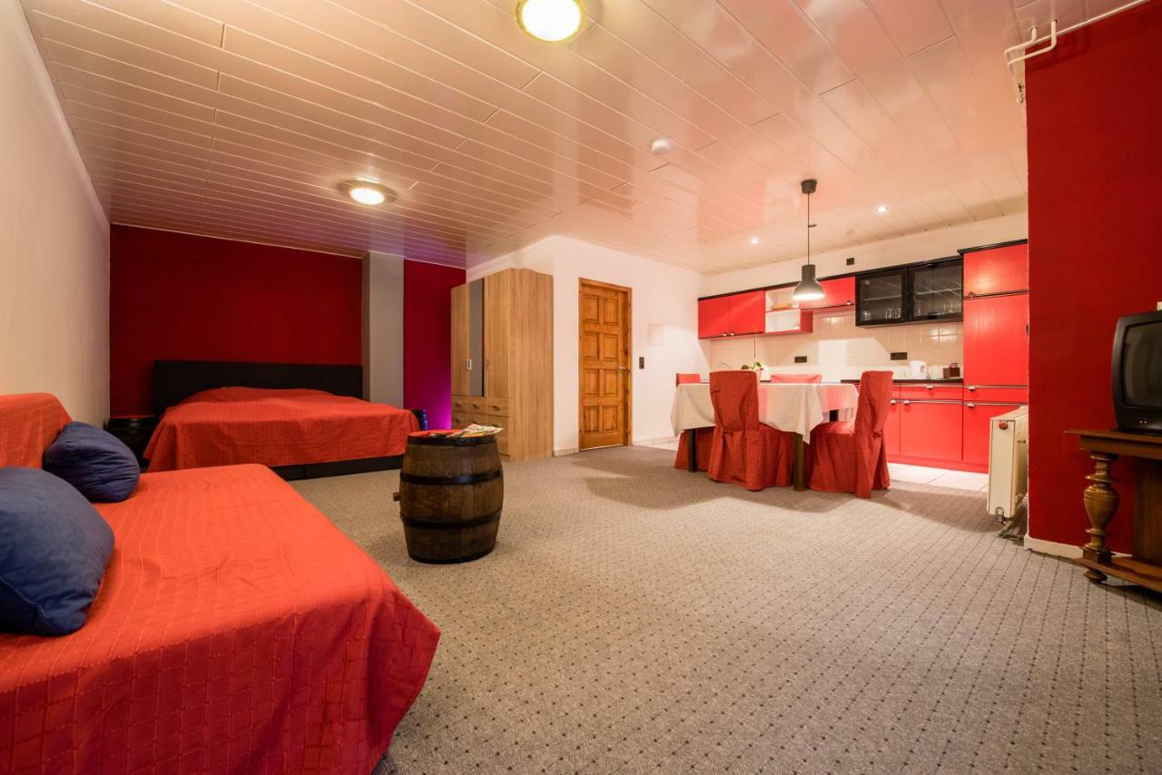 Hotel Weinschlößchen im Weingut Roos Ilbesheim Exterior foto